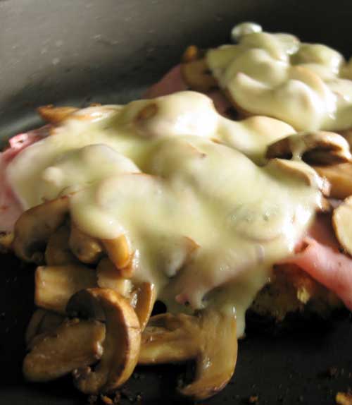 Recipe for Swiss Mushroom Chicken - We love chicken cordon bleu. This is just like that...but with mushrooms!