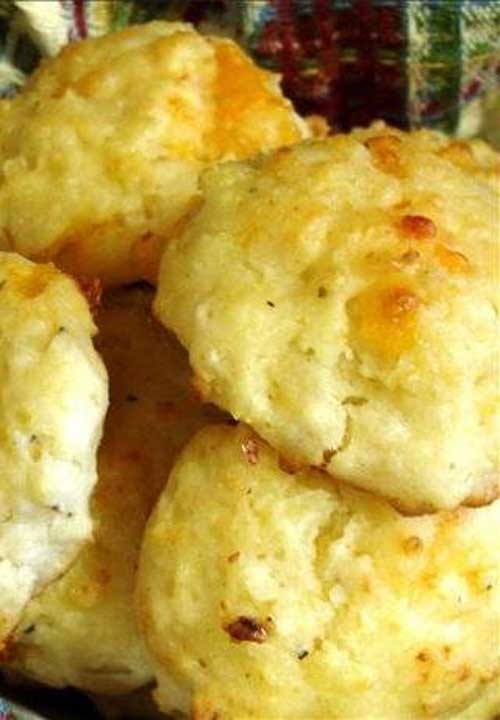 Recipe for Copycat Red Lobster Cheddar Bay Biscuits - These taste just like the ones that Red Lobster serves and they are so awesome!