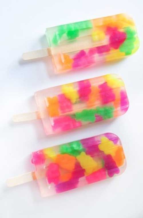 What little kid wouldn’t love a Popsicle filled with gummy bears? These are so fun yet so easy to make! These popsicles will be a great poolside snack for the kids this year.