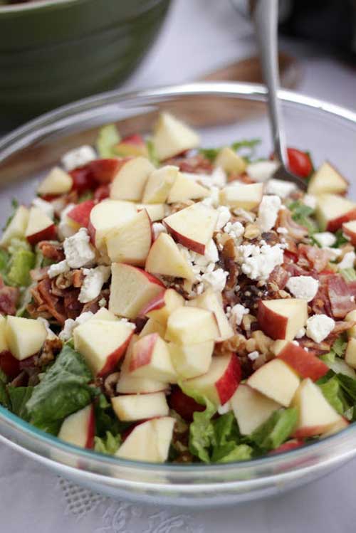 Recipe for Bacon Apple Raspberry Vinaigrette Salad - This is probably one of my favorite salads! i love the sweet taste from the raspberry vinaigrette to the saltiness of the bacon! this is a perfect summer salad!