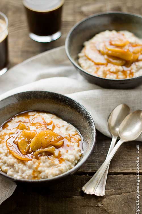 With this Caramel Apple Oatmeal recipe you can now have caramel apples for breakfast! My life is now complete!