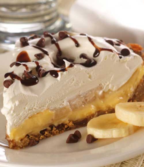 Banana cream pie made easy! A chocolate chip cookie dough crust makes this Chocolate Banana Cream Pie the perfect dessert!