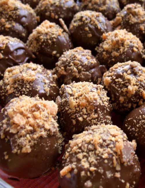 There is something about cake covered in chocolate and Butterfingers that people can't resist. Don't believe me? Try this Butterfinger Cake Balls recipe and see for yourself!