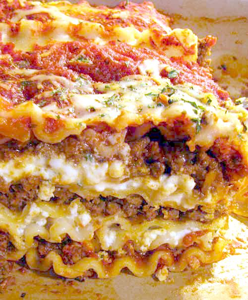 Who doesn't love a huge piece of perfectly made Lasagna Bolognese? I know I do I do!!