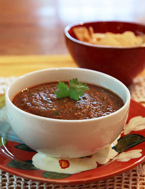 This is the best restaurant-style salsa roja recipe because it is very simple, has great texture and uses roasted vegetables.
