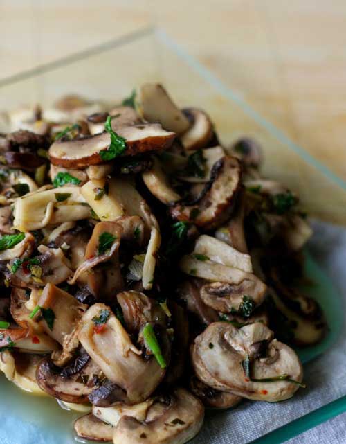 These Garlic Mushrooms with Chili and Lemon are a fabulously healthy baked mushrooms recipe, which uses the jazzy trio of lemon, garlic and chili to enhance the dish.