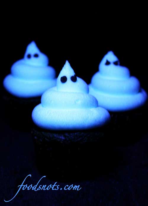These cupcakes are so cute, and perfect for Halloween. But if you get them under a blacklight…THEY GLOW! How cool is that?!