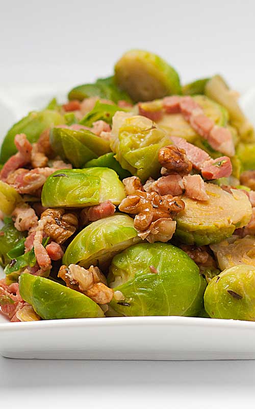 Most people I know dislike brussels sprouts - which is a shame, as this little green dudes are made of health. But bacon? Everybody loves bacon, and anything with bacon tastes great...just like these Seared Brussels Sprouts With Bacon!