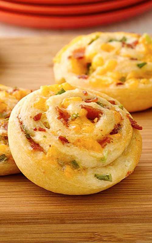 These Bacon Cheddar Pinwheels are an elegant appetizer that only take minutes to prepare, perfect for when you have a whole crowd to cook for.