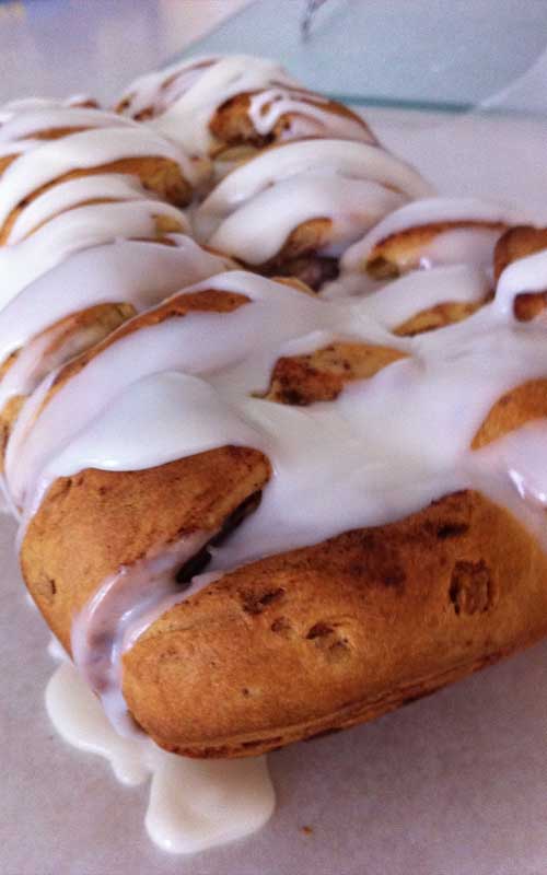 Doesn't this Cinnamon Roll Loaf look YUMMMMY?!?  It literally took 5 minutes to make, 40 minutes to bake & about 10 seconds to drizzle.
