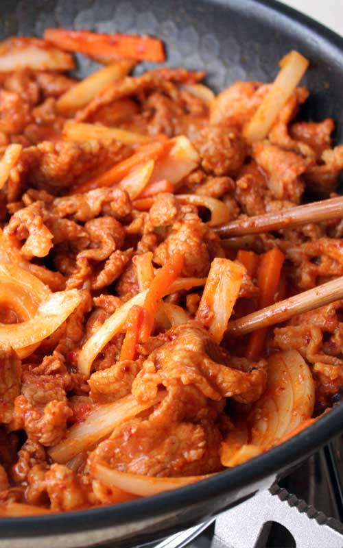 Bulgogi is one of the most well-known Korean dishes. The main ingredient is chili paste (Gochujang), so it’s quite spicy, perfect with steamed rice.