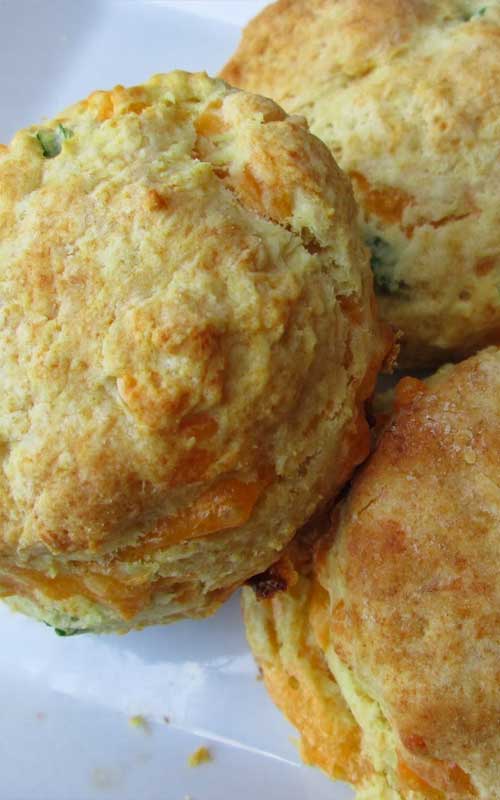These Chive Biscuits are so easy, and so delicious. Especially when eaten fresh out of the oven.  Make sure you have plenty of butter! #biscuits #bread 