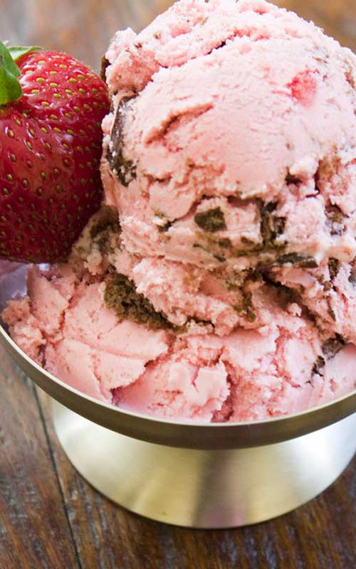 Recipe for Strawberry Cheesecake Ice Cream - If you've got fans of strawberry cheesecake in the house, this cool and creamy Strawberry Cheesecake Ice Cream is a must-try!