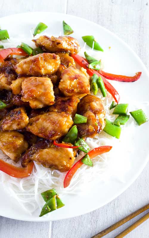 Recipe for Sticky Honey Sriracha Chicken - Super easy Sriracha & Honey-sweetened Chinese Chicken. It has the perfect balance between sweetness and spiciness, is ready in under 20 minutes, AND is cheaper than take out! 