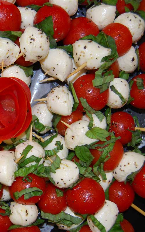 Recipe for Caprese Salad Skewers - This is a super simple appetizer that doesn't involve cooking. And who does not love caprese salad?!